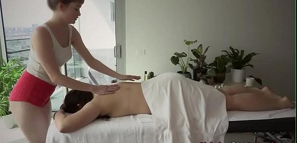  Amateur ozzy masseuse gets fingered